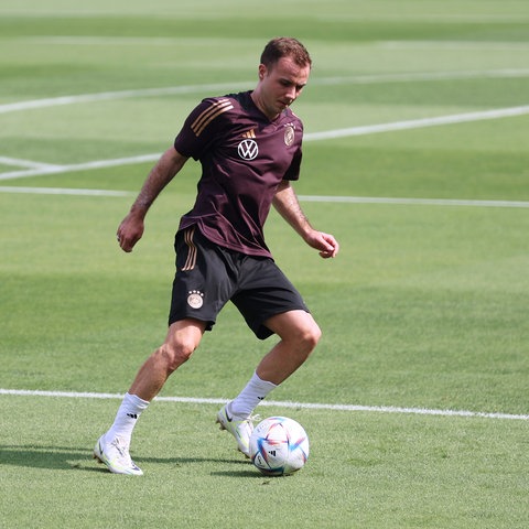 Mario Götze mit Ball im Training