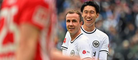 Götze und Kamada lächeln im Training