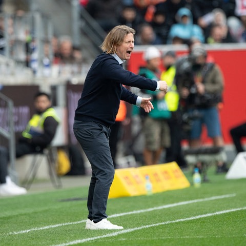 Trainer Bo Henriksen vom FSV Mainz 05 treibt seine Spieler an