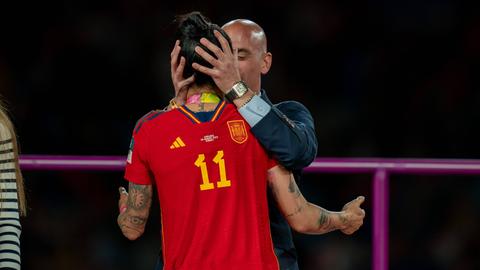 Luis Rubiales küsst Jennifer Hermoso ungefragt auf den Mund.