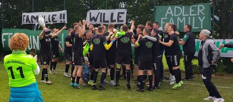 Die Adler Weidenhausen bejubeln den Aufstieg in die Hessenliga