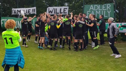 Die Adler Weidenhausen bejubeln den Aufstieg in die Hessenliga