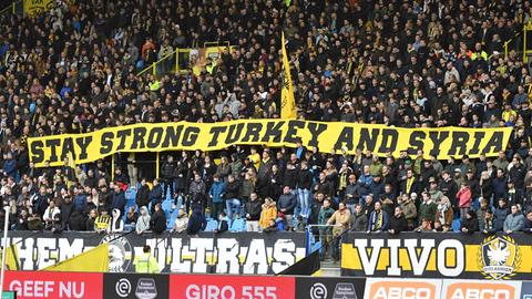 Ein Banner in einem Stadion mit der Aufschrift: "Stay strong Turkey and Syria"