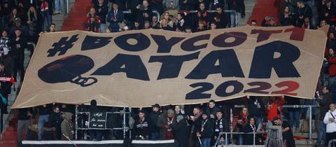 Ein Banner mit der Aufschrift "Boycott Qatar"