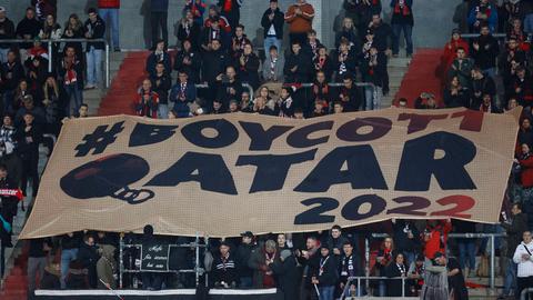 Ein Banner mit der Aufschrift "Boycott Qatar"