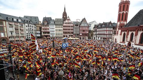 Deutschland-Fans auf dem Römer feiern die DFB-Frauen