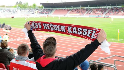 Ein Fan des KSV Hessen Kassel mit Schal