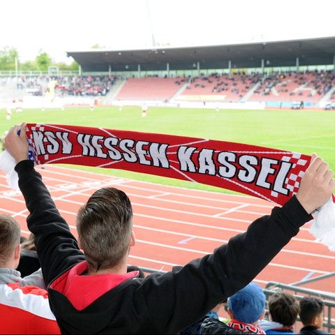 Ein Fan des KSV Hessen Kassel mit Schal