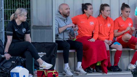 Johannes Munkelt trainiert die OFC Frauen. 