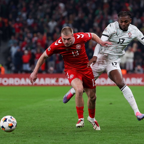 Dänische Nationalmannschaft: Rasmus Kristensen im Zweikampf gegen Portugals Rafael Leao