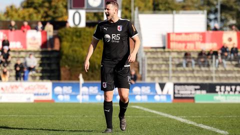 Marius Grösch steht auf dem Rasen bei einem Fußballspiel der SG Barockstadt Fulda-Lehnerz