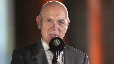 DFB-Präsident Bernd Neuendorf am Mikrofon