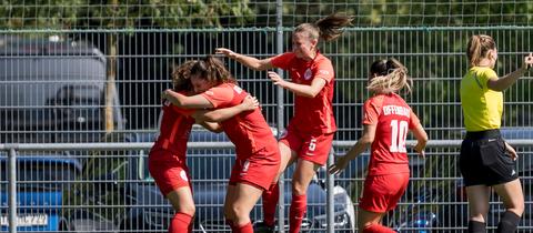 Die OFC-Frauen bejubeln den Sieg gegen Hegnach. 