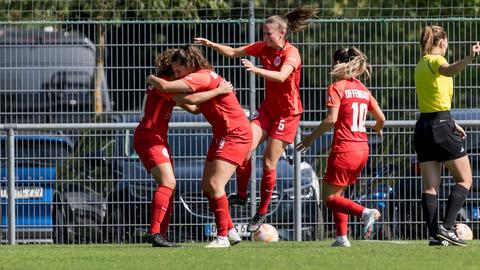 Die OFC-Frauen bejubeln den Sieg gegen Hegnach. 