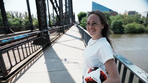 Theresa Panfil aus Main-Brücke mit Fußball in der Hand