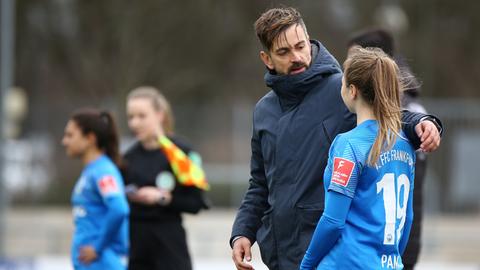 Eintracht-Trainer Niko Arnautis mit Theresa Panfil