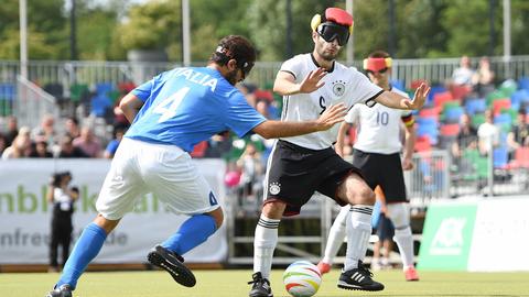 Ali Pektas am Ball für die deutsche Blindenfußball-Nationalmannschaft