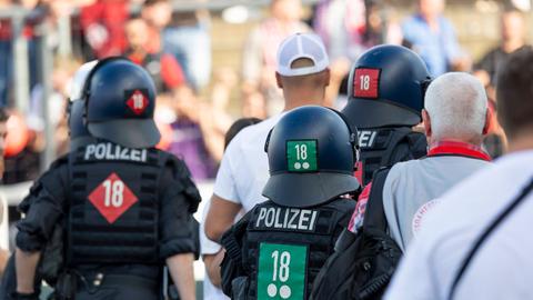 Die Polizei stoppte Dutzende OFC-Fans auf ihrem Weg zur Türk Gücü-Fankurve