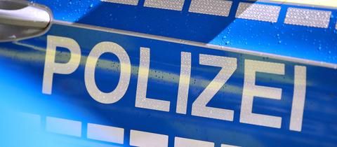 Nahaufnahme: Der Schriftzug "Polizei" auf einem Einsatzfahrzeug