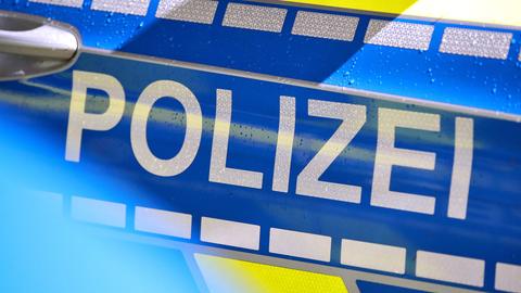 Nahaufnahme: Der Schriftzug "Polizei" auf einem Einsatzfahrzeug
