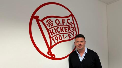 Dominic Stumpf vor dem OFC-Logo.