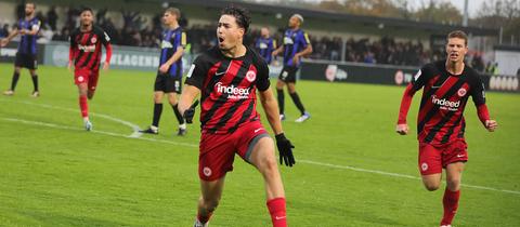 Die Eintracht feiert das 1:0 von Nacho Ferri gegen den FSV.