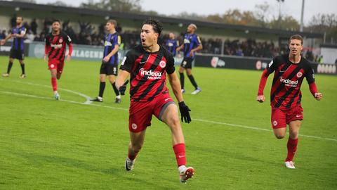 Die Eintracht feiert das 1:0 von Nacho Ferri gegen den FSV.