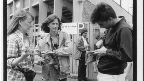 Die Redaktionsmitglieder Antje Hagel und Steffie Wetzel beim Heftverkauf 1996.