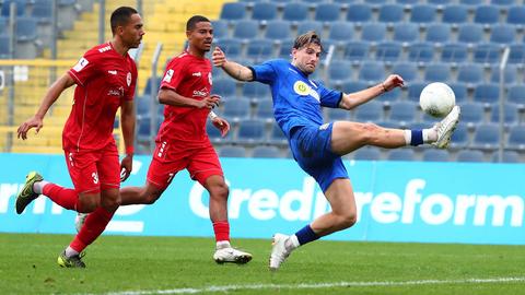 Cas Peters (Frankfurt) kommt vor Robin Afamefuna (Koblenz, links) und Michael Guthoerl (Koblenz) an den Ball 