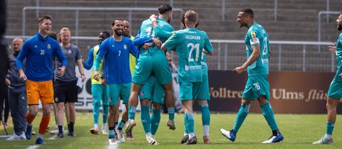 Die Spieler des FSV Frankfurt bejubeln einen Treffer in Aalen.