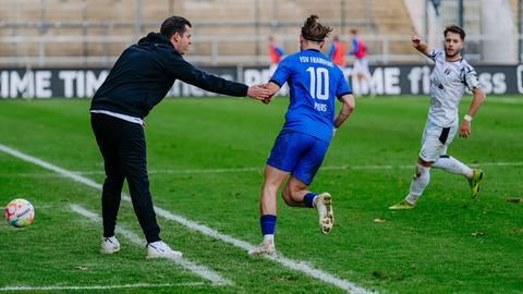 FSV-Trainer Tim Görner mit seinem Torjäger Cas Peters.