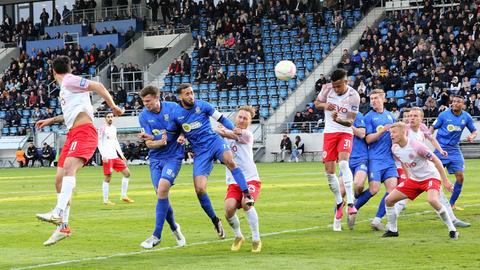 Ahmed Azaouagh vom FSV Frankfurt trifft zum 1:1.