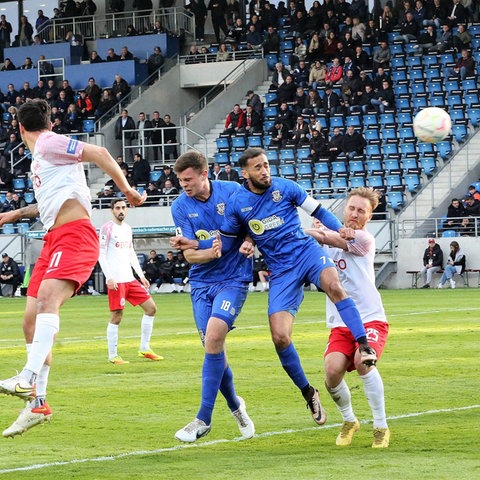 Ahmed Azaouagh vom FSV Frankfurt trifft zum 1:1.