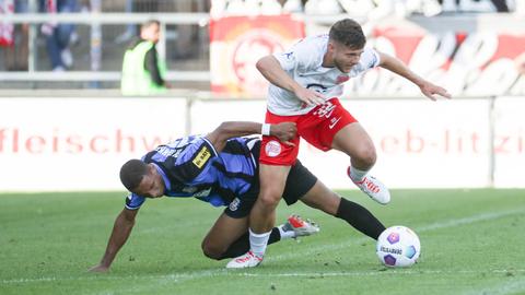 Felix Metzler vom FSV gegen Vincent Giesel vom OFC im Duell. 