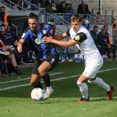 Onur Ünlücifci vom FSV Frankfurt und Manuel Kober vom TSV Steinbach Haiger kämpfen mit ihren Teams um den Klassenerhalt.