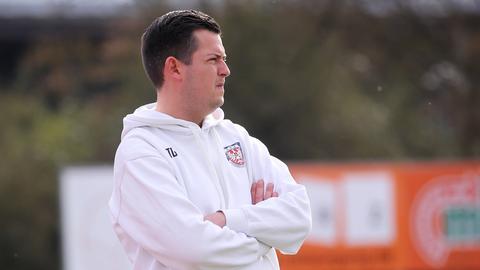 FSV-Trainer Tim Görner mit verschränkten Armen und Blick auf das Spielfeld.