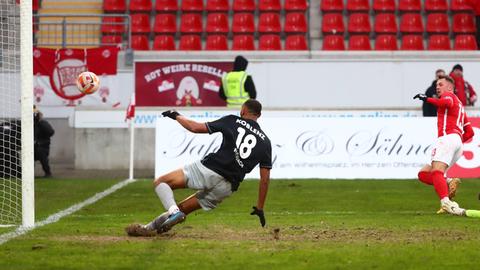 Lucas Hermes schießt das 1:0 für den OFC gegen Koblenz