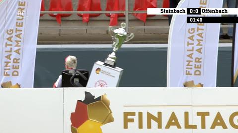 Der Moment des Unglücks: Der Hessenpokal fällt von seinem Podest.