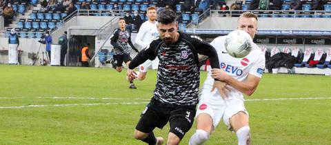 Ein Zweikampf aus dem Regionalliga-Hinspiel zwischen dem FSV Frankfurt und dem OFC