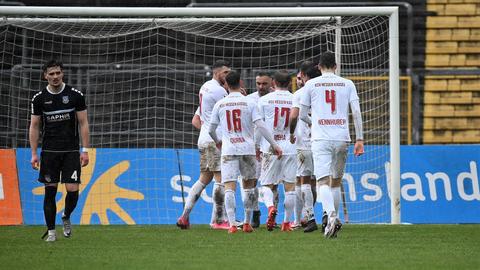 Der KSV Hessen Kassel bejubelt das 2:0 gegen den FSV Frankfurt