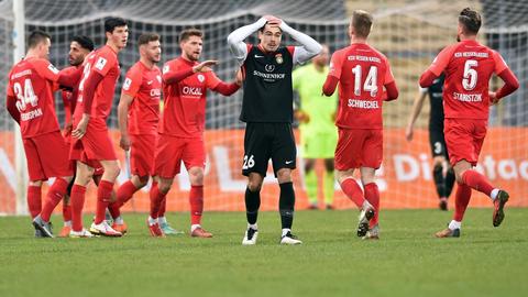 Ein Großaspacher schlägt die Hände über dem Kopf zusammen. Im Hintergrund jubelt Kassel