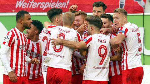 Spieler von Kickers Offenbach jubeln.