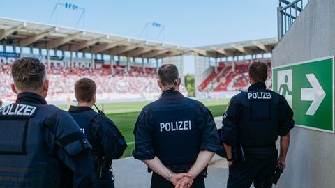 Polizei im Stadion der Offenbacher Kickers