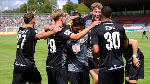Die Spieler von Hessen Kassel bejubeln den Treffer von Noah Jones.