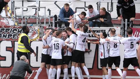 Fans von Hessen Kassel bejubeln den Treffer gegen Steinbach.