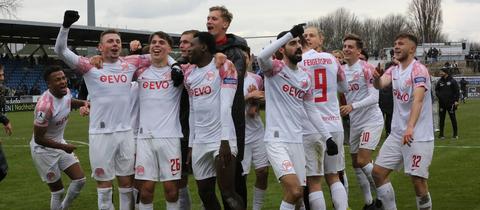 Die Spieler von Kickers Offenbach feiern ihren Sieg vor den mitgereisten Fans.