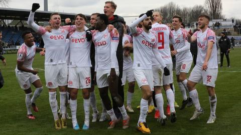 Die Spieler von Kickers Offenbach feiern ihren Sieg vor den mitgereisten Fans.