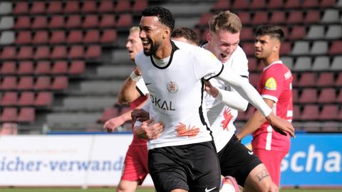 Der KSV Hessen Kassel bejubelt das 1:0 gegen Steinbach Haiger