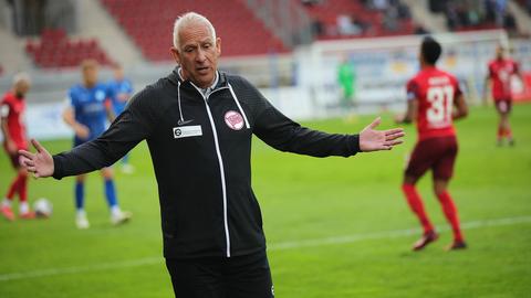 OFC-Trainer Christian Neidhart zuckt mit den Achseln