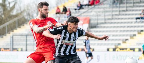 Ein Zweikampf aus dem Spiel der Offenbacher Kickers in Aalen.